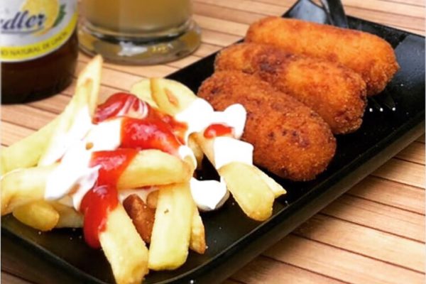 Croquetas de jamón y patatas fritas.