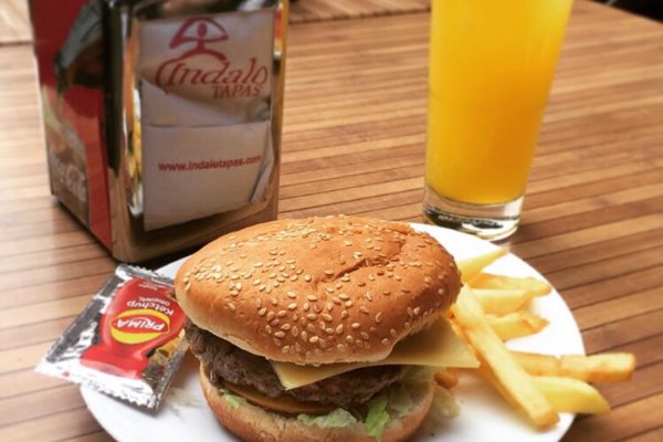 Hamburguesa de ternera y queso (y patatas fritas).