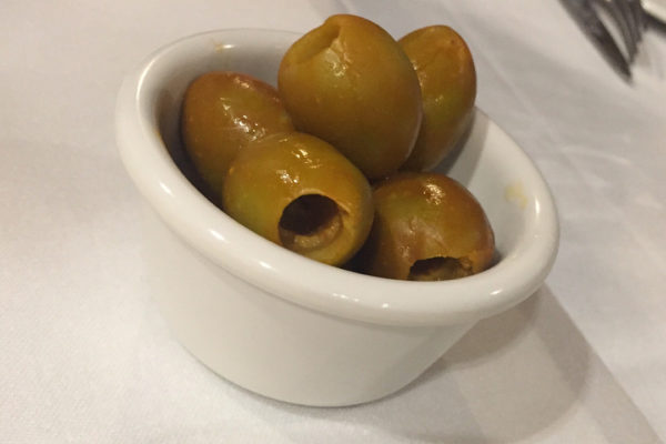 Aceituna mientras esperamos para acompañar la bebida.